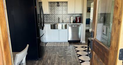 Enjoy quiet country skies. Modern guest house in Crawford 20 mins to Waco.