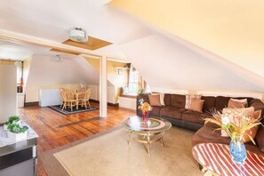 Una Smart TV, una chimenea, libros