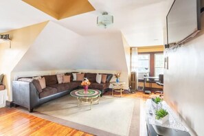 Smart-TV, Kamin, Bücher