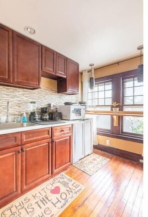 Frigorífico, microondas, horno y placa de cocina