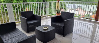 Bright, air-conditioned 86m² F2 apartment with panoramic view