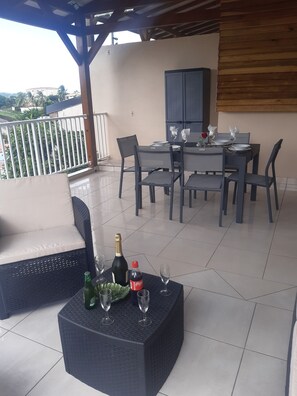 Outdoor dining - Bright, air-conditioned 86m² F2 apartment with panoramic view (Gros-Morne)