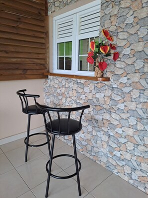 Outdoor dining - Bright, air-conditioned 86m² F2 apartment with panoramic view (Gros-Morne)