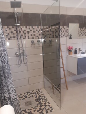 Shower, hair dryer, towels, toilet paper - Bright, air-conditioned 86m² F2 apartment with panoramic view (Gros-Morne)