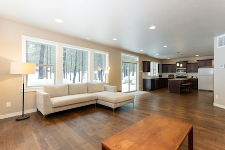 Smart TV, fireplace. Spacious 6-bed allergy-friendly home with AC - Walk to Glaze Meadow Rec Center
