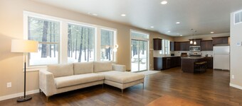 Spacious 6-bed allergy-friendly home with AC - Walk to Glaze Meadow Rec Center 