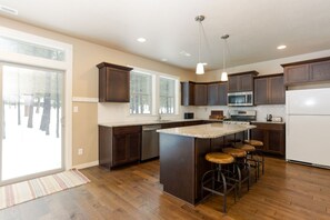 Kjøleskap, mikrobølgeovn, ovn og kokeplater