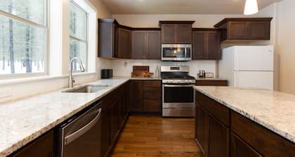 Spacious 6-bed allergy-friendly home with AC - Walk to Glaze Meadow Rec Center