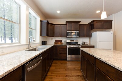 Spacious 6-bed allergy-friendly home with AC - Walk to Glaze Meadow Rec Center 
