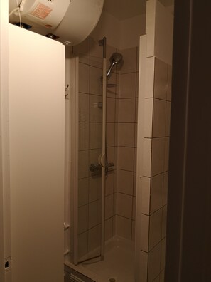 Douche, sèche-cheveux, serviettes fournies, papier toilette