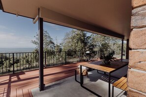 Outdoor dining - 3BR Retreat: Embrace Hinterland, Alfresco Dining & Fireplace (Mount Mellum)