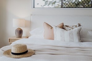 3 bedrooms, iron/ironing board, free WiFi, bed sheets - 3BR Retreat: Embrace Hinterland, Alfresco Dining & Fireplace (Mount Mellum)