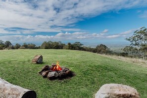 Property grounds - 3BR Retreat: Embrace Hinterland, Alfresco Dining & Fireplace (Mount Mellum)
