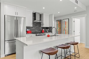 Refrigerador, microondas, horno y parrilla de estufa 