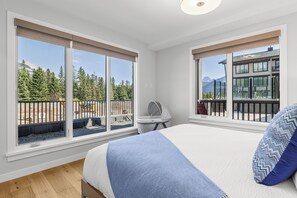 2 habitaciones, escritorio y tabla de planchar con plancha 