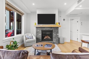 Smart TV, chimenea y libros 