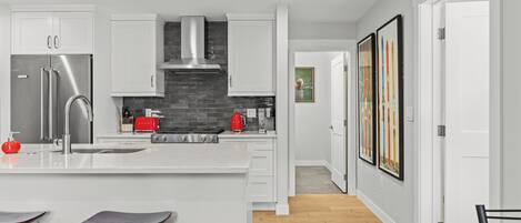 Køleskab, mikrobølgeovn, ovn, kogeplade