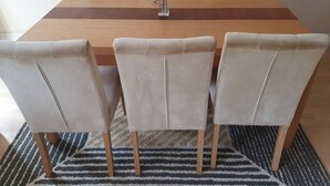 A dining table with four chairs, a vase with flowers, and a striped rug. - 5-Bed House with separate living room (Birmingham)