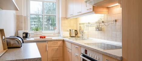 ثلاجة، ميكروويف، فرن، موقد طهي مسطح