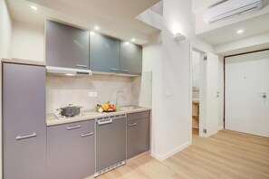 Refrigerador, microondas, placa de cocina, lavavajillas