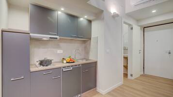 KĂŒhlschrank, Mikrowelle, Herdplatte, GeschirrspĂŒler