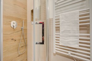 Douche, sèche-cheveux, bidet, serviettes fournies