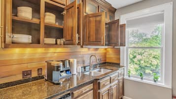 Batterie de cuisine, vaisselle et ustensiles, tables Ă manger