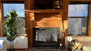 Smart TV y chimenea