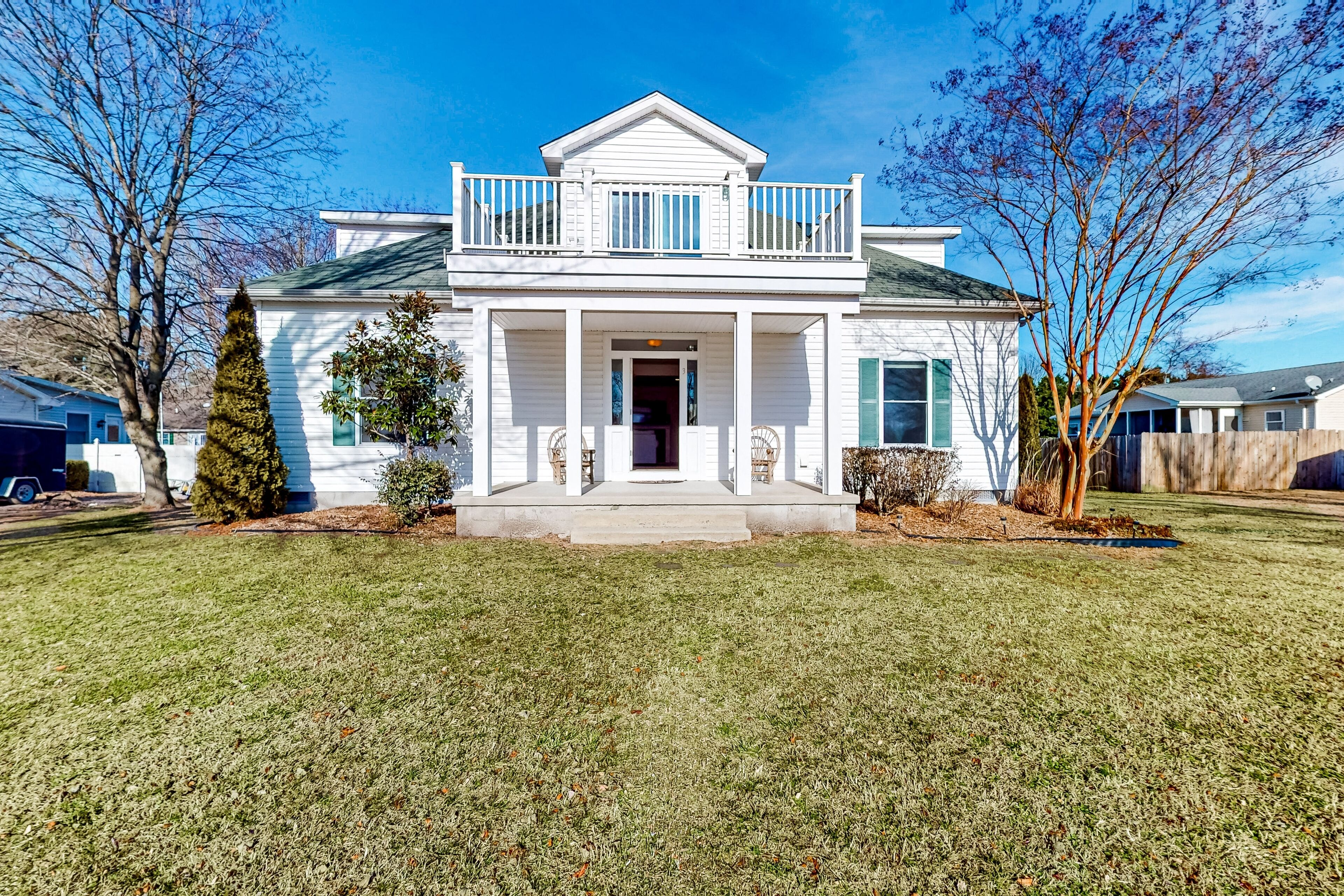 Country Estates perfectly located home with decks, fireplace, beach gear, & AC