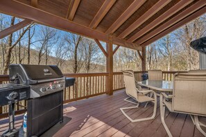 Outdoor dining - Upscale mountain log cabin with decks, fireplaces, & two primary bedrooms (Banner Elk)