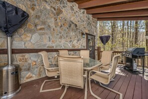 Outdoor dining - Upscale mountain log cabin with decks, fireplaces, & two primary bedrooms (Banner Elk)
