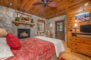 2 عدّة غرف نوم وخدمة الإنترنت وملاءات أسرّة