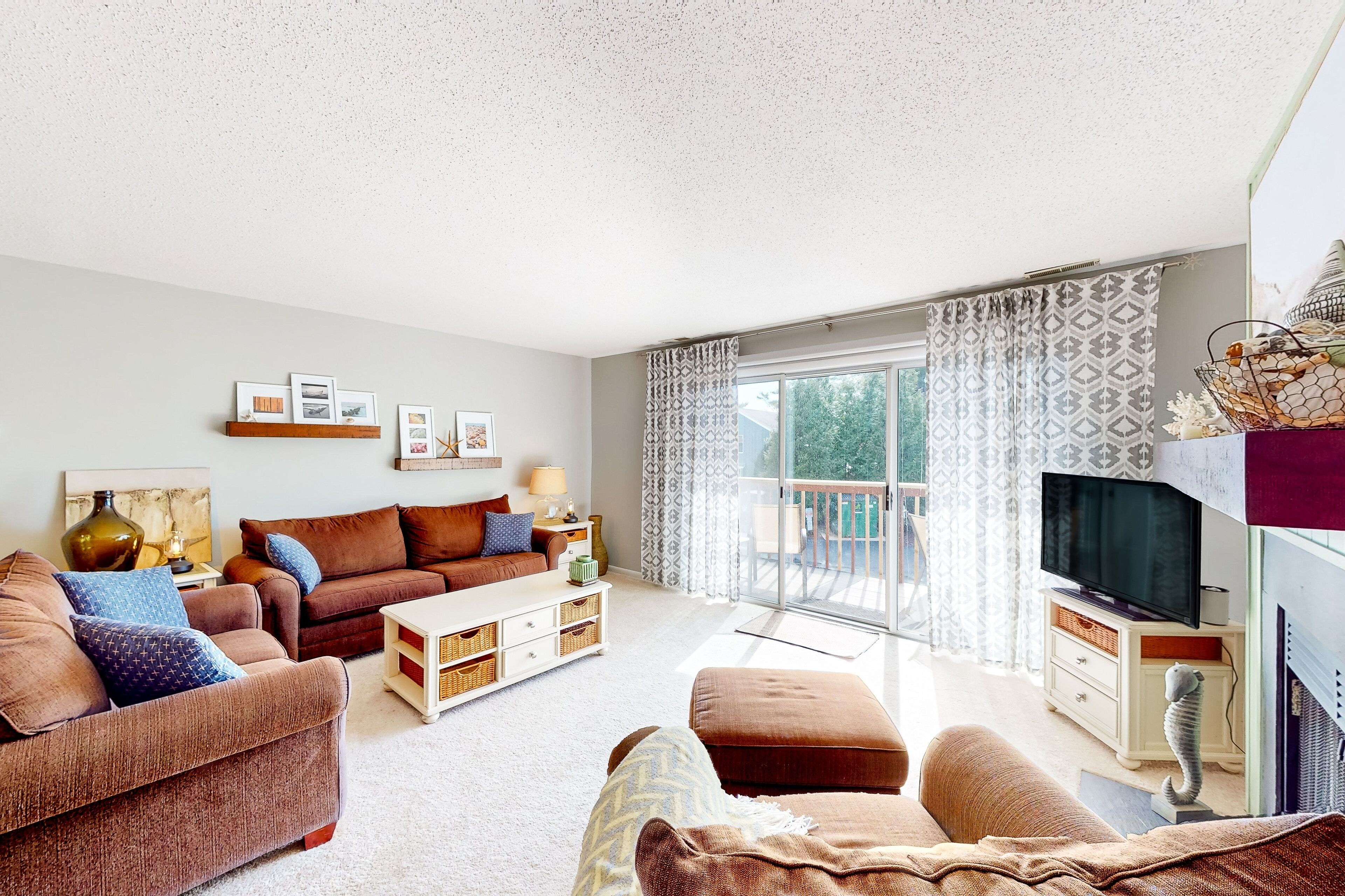Eagle's Landing condo with pool, tennis court, balcony, washer/dryer, & AC