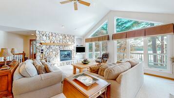 TV, lareira, pebolim