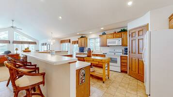 Geladeira, micro-ondas, fogĂŁo, cooktop