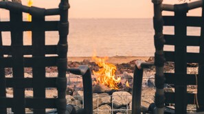 Two chairs facing a fire with a view of the ocean. - Gyeongju Luna Piena Poolvilla (Gyeongju)