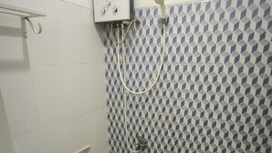 Ein kleines Badezimmer mit Toilette, Waschbecken und Duschkabine.