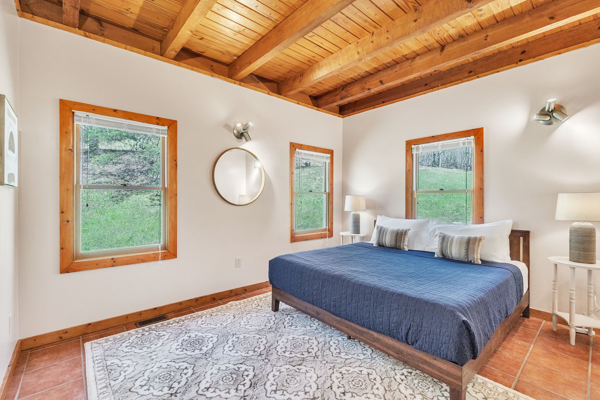 2 habitaciones, tabla de planchar con plancha y ropa de cama 