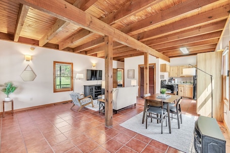 テレビ、暖炉. Pet-Friendly Cabin in Marietta w/ Porch Swings