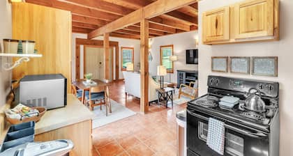 Pet-Friendly Cabin in Marietta w/ Porch Swings