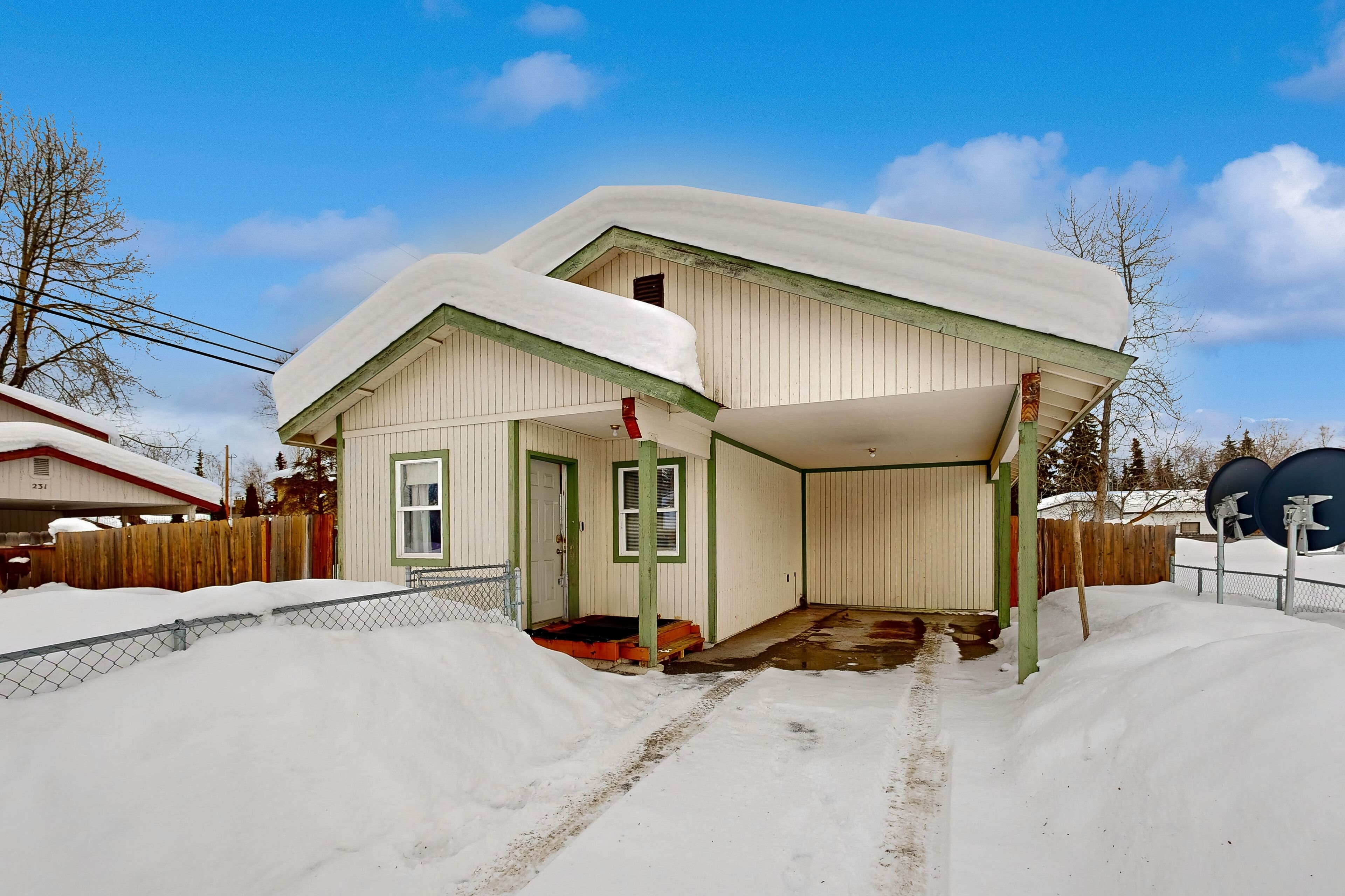 Delightful mountain-view retreat with spacious deck & jetted tub - dog-friendly