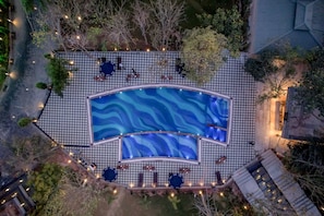 Outdoor pool - Essentia Udaipur Luxury Resort & Spa (Udaipur)