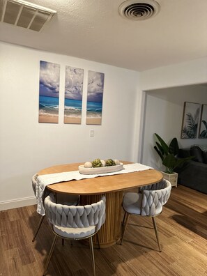 Dining - Charming 3-bedroom house in delightful Cocoa with AC (Cocoa)