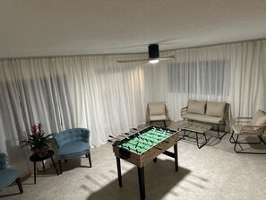 Game room - Charming 3-bedroom house in delightful Cocoa with AC (Cocoa)