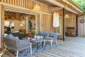 Outdoor dining - Villa Biscouette in the "44 Hectares" with jacuzzi (Lège-Cap-Ferret)