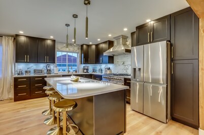 The Gatsby: Putt Putt - Hot Tub - Fire Pit - Movie Theater - 18 Guests