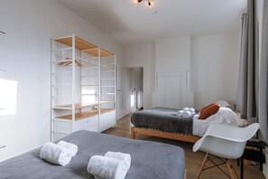 2 habitaciones, tabla de planchar con plancha, wifi y ropa de cama