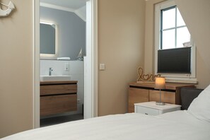 4 slaapkamers, een strijkplank/strijkijzer, wifi