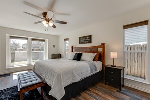 4 bedrooms, desk, iron/ironing board, travel crib - Family Fun near SixFlags & SeaWorld GameRoom YardGames HotTub 3 KING Beds CLEAN! (San Antonio)