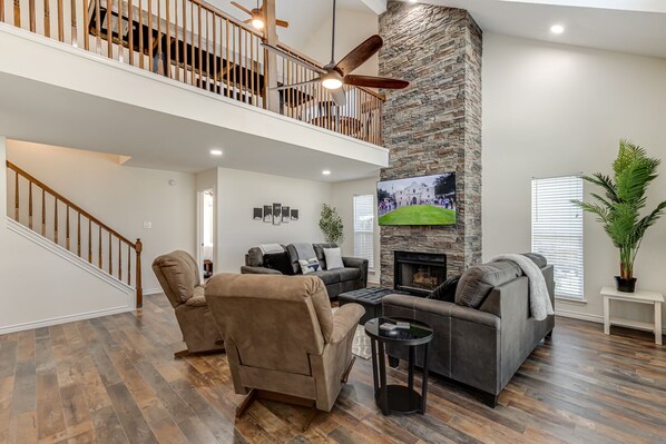 Smart TV, fireplace, foosball, books - Family Fun near SixFlags & SeaWorld GameRoom YardGames HotTub 3 KING Beds CLEAN! (San Antonio)